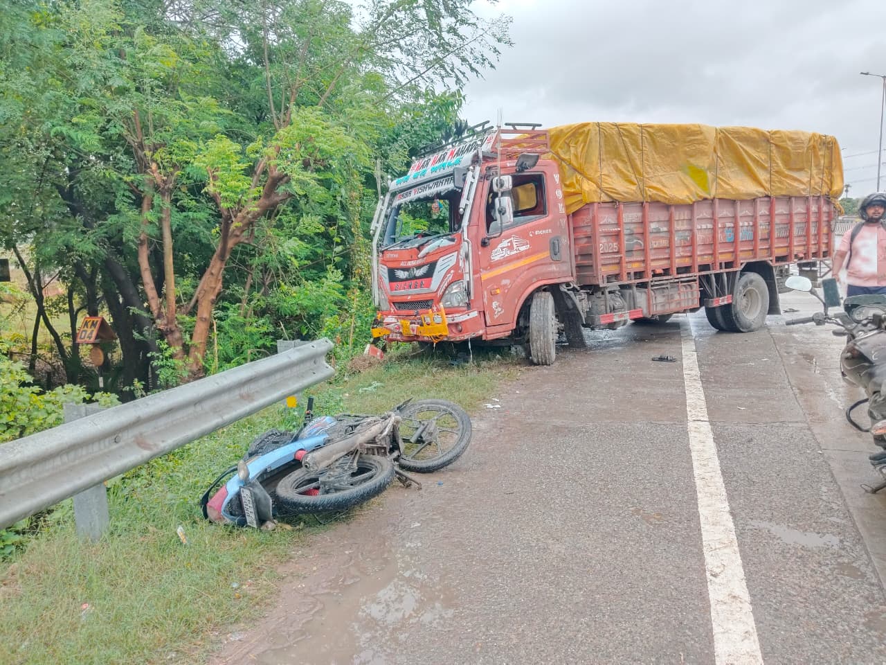 रॉन्ग साइड से आ रहे ट्रक ने बाइक सवार दो युवकों को कुचला, एक की मौत, दूसरा पटना रेफर