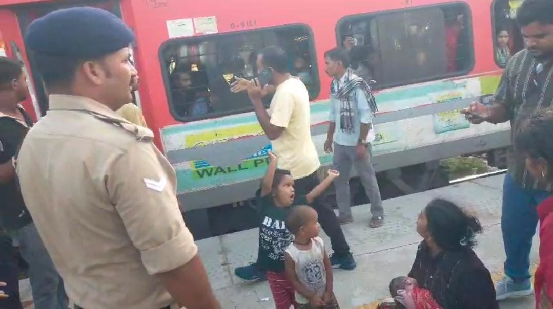 दरौंदा स्टेशन पर जनसेवा एक्सप्रेस में महिला ने दिया बच्चे को जन्म, RPF ने मां-बच्चे को अस्पताल पहुंचाया