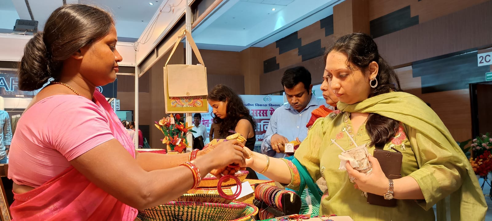 बिहार सरस मेला में दिख रही ग्रामीण महिलाओं की उद्यमशीलता, तीन दिनों में 68.56 लाख का कारोबार