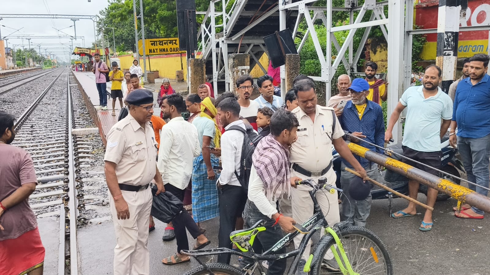 नाथनगर स्टेशन पर तेज रफ्तार ट्रेन की चपेट में आई महिला, मौके पर मौत; ढाई घंटे बाद पहुंची GRP