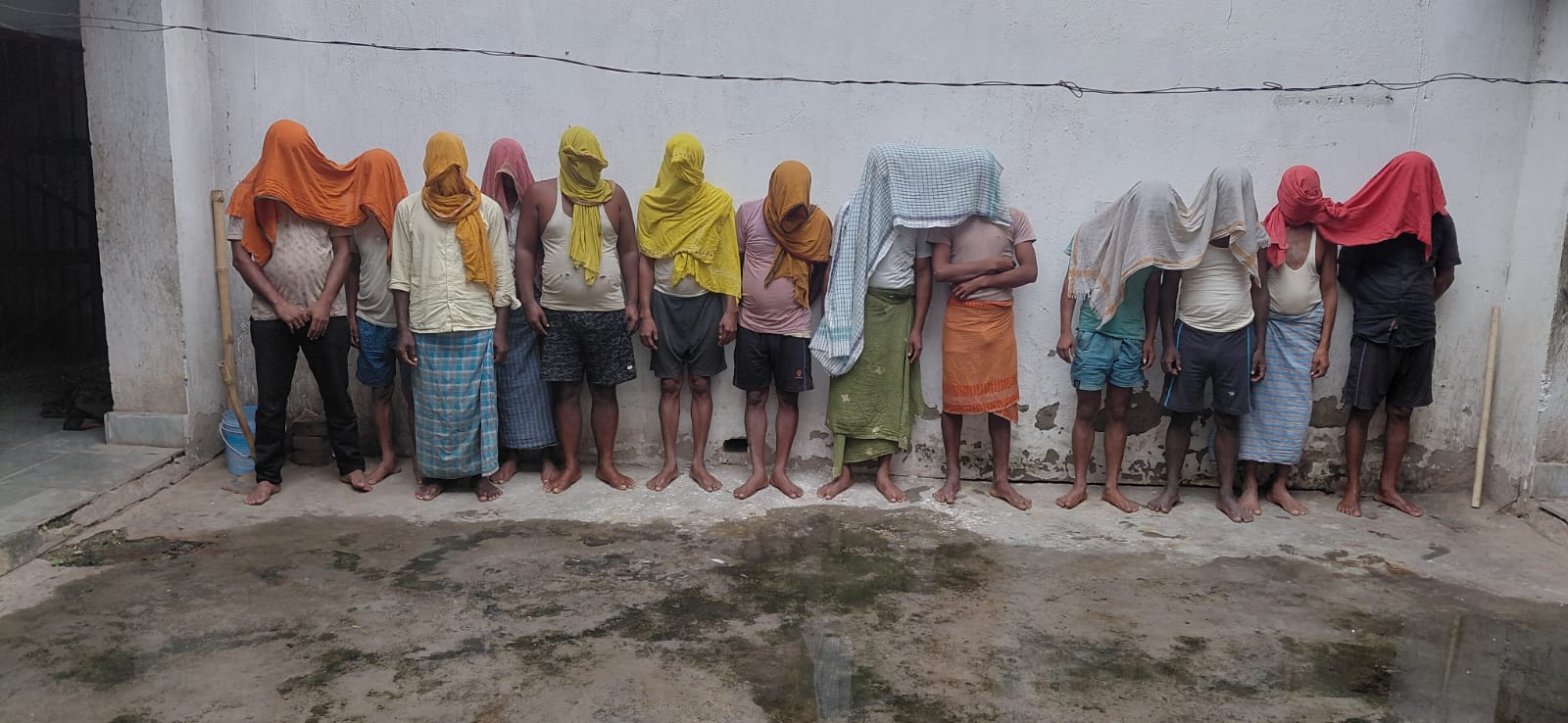 सोन नदी में डुबिया मशीन से अवैध बालू खनन, 13 गिरफ्तार; बालू लदी मशीन जब्त
