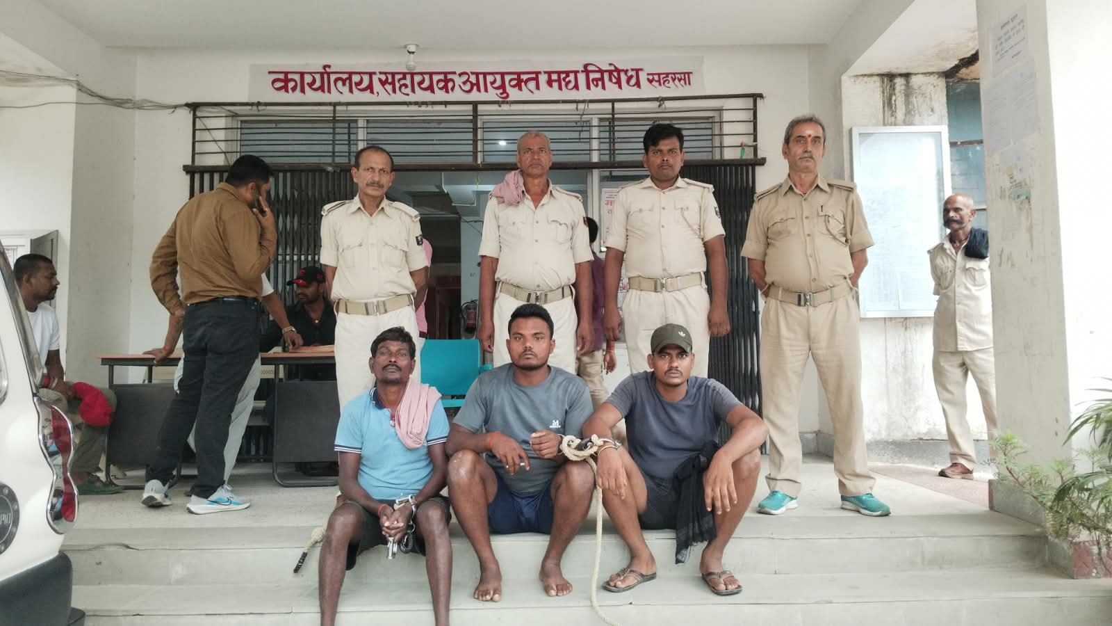 सहरसा में 10 लीटर देसी शराब के साथ कारोबारी गिरफ्तार, दो शराबी भी पकड़े गए