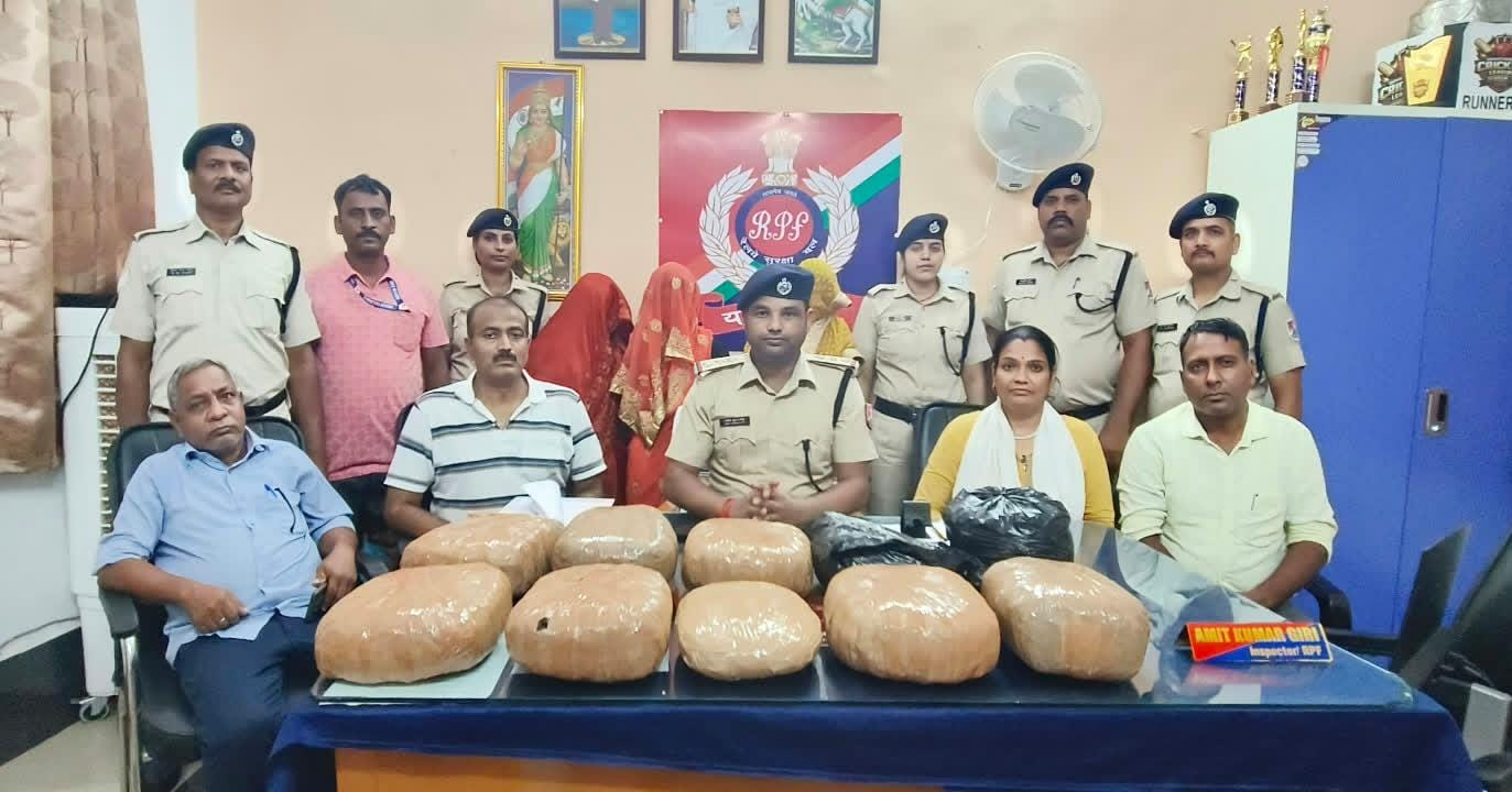 भागलपुर रेलवे स्टेशन पर 17 किलो गांजा बरामद, कवि गुरु एक्सप्रेस से तीन महिलाएं गिरफ्तार