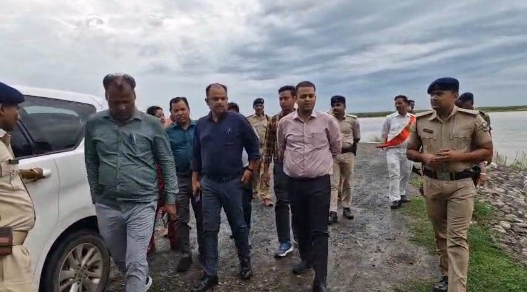 कोसी में बढ़ते जलस्तर से प्रशासन अलर्ट, चार प्रखंडों में डीएम ने तटबंधों और बाढ़ प्रभावित क्षेत्रों का लिया जायजा