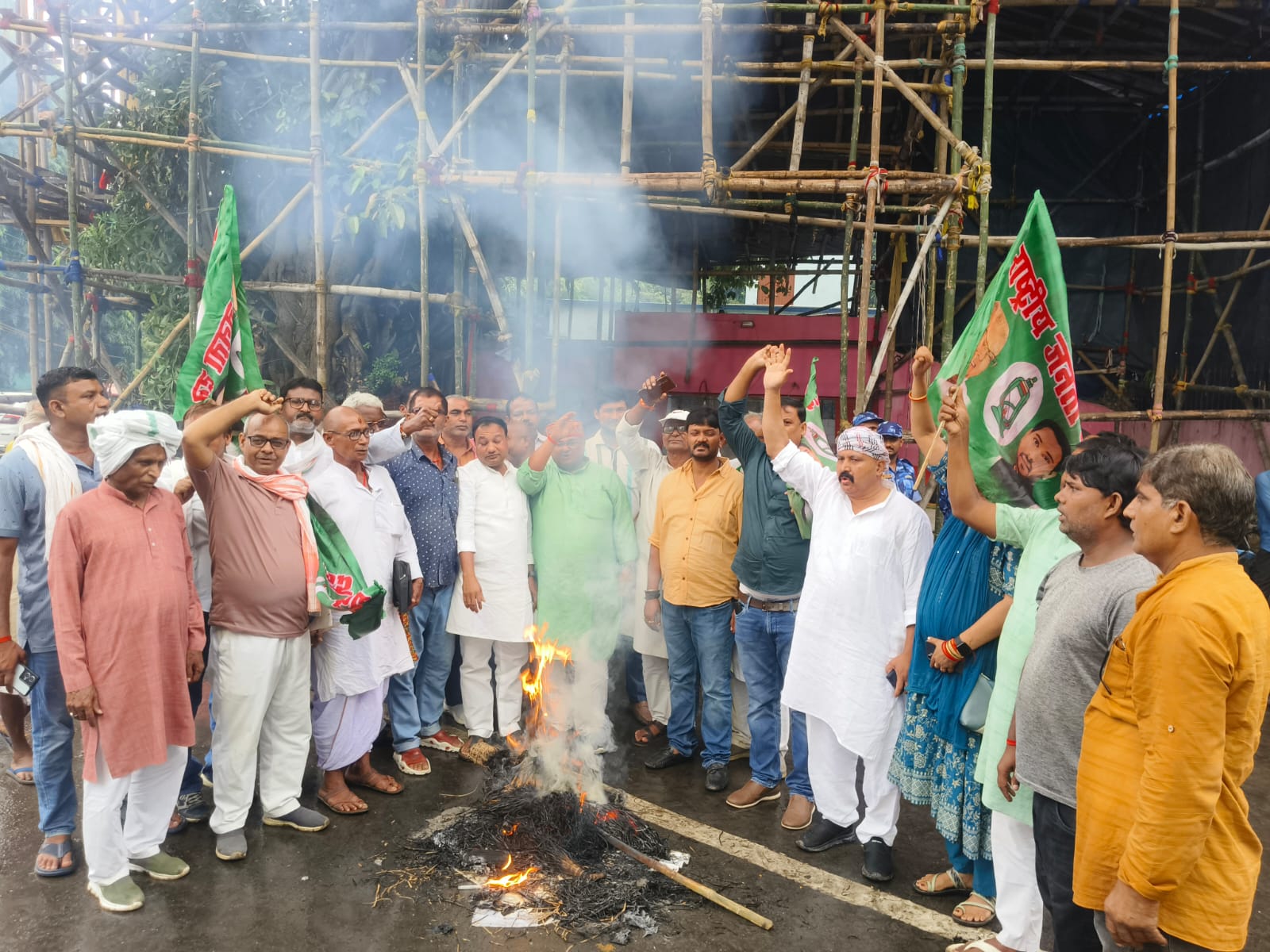भागलपुर में राजद ने मुख्य चुनाव आयुक्त ज्ञानेश कुमार का पुतला फूंका, चुनाव प्रक्रिया पर उठाए सवाल