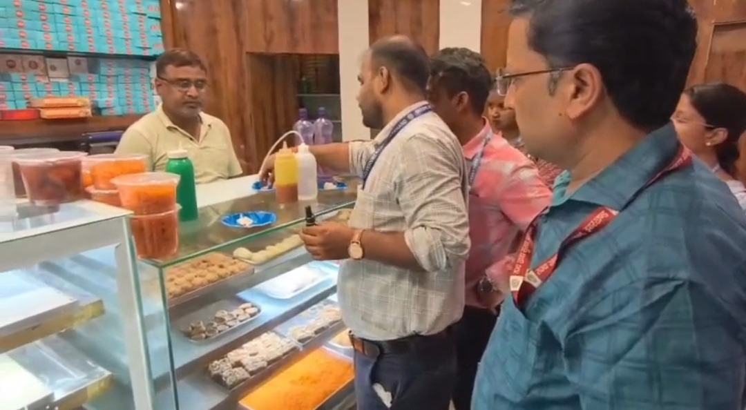 धनबाद में मिलावटी पनीर पर बड़ी कार्रवाई, गौतम डेयरी सील; 48 किलो संदिग्ध पनीर जब्त