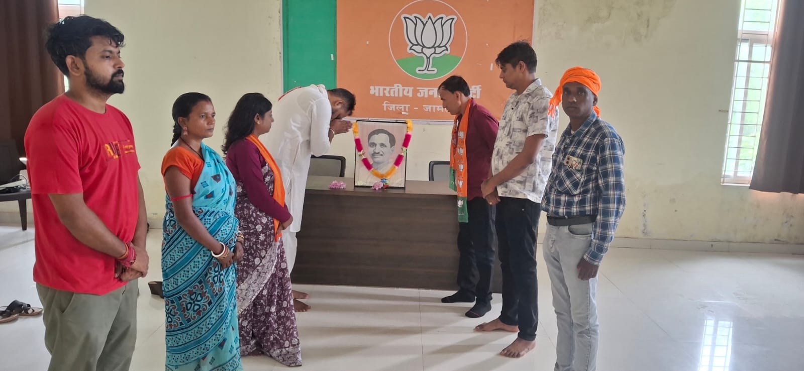 दीनदयाल उपाध्याय की 110वीं जयंती पर भाजपा कार्यालय में श्रद्धांजलि सभा, कार्यकर्ताओं ने अर्पित की पुष्पांजलि