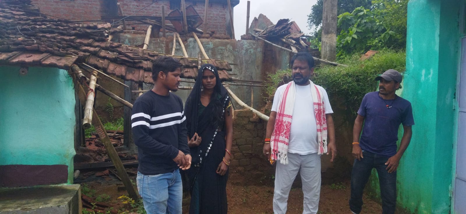 भारी बारिश में गरीब का आशियाना ढहा, रिश्तेदार के घर शरण लेने को मजबूर परिवार; बीडीओ से आवास की गुहार