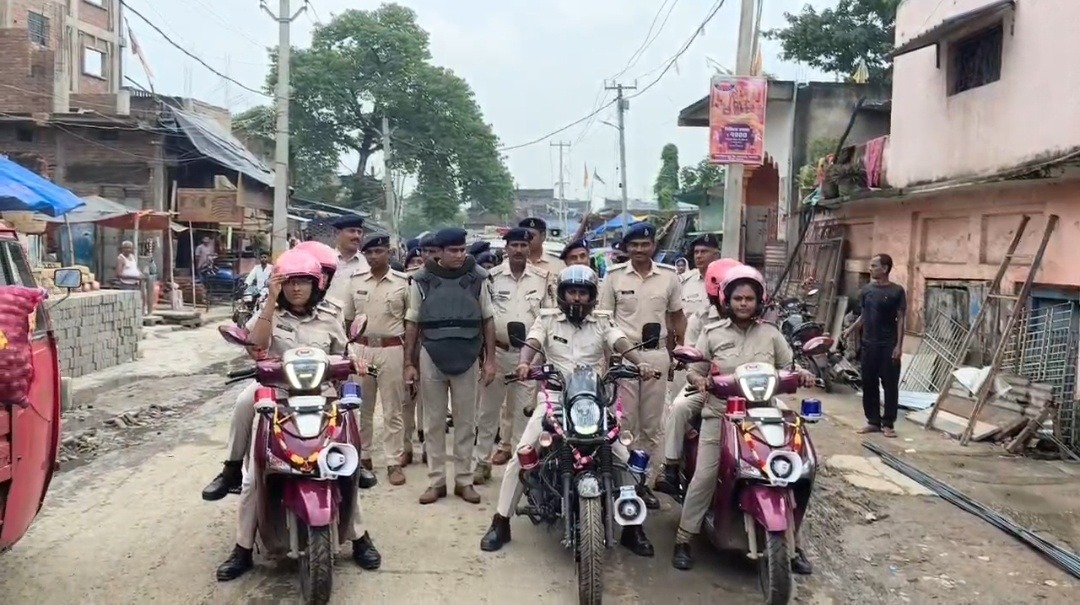 पीरपैंती में जाम की समस्या को लेकर पुलिस का फ्लैग मार्च, सड़क किनारे वाहन खड़ा न करने की अपील