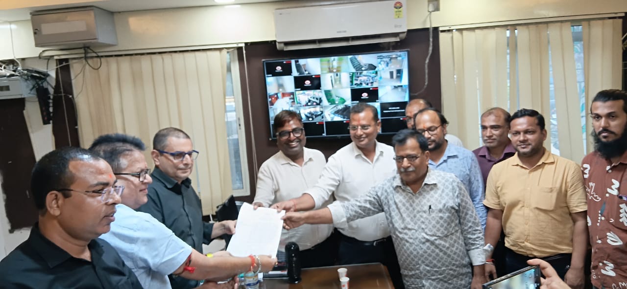 सहरसा वार्ड 34 में जलजमाव की समस्या को लेकर पार्षद और स्थानीय लोगों ने नगर आयुक्त को सौंपा ज्ञापन