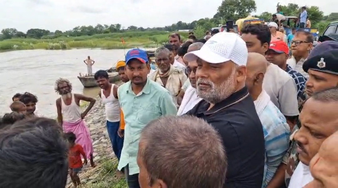 सहरसा में बाढ़ प्रभावित इलाकों का पप्पू यादव ने किया दौरा, राहत व्यवस्था पर उठाए सवाल