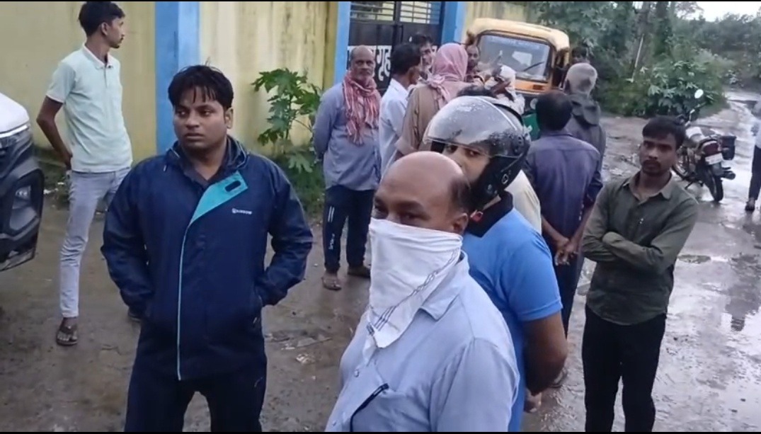 ट्रक की चपेट में आने से शिक्षिका की मौत, पति गंभीर घायल