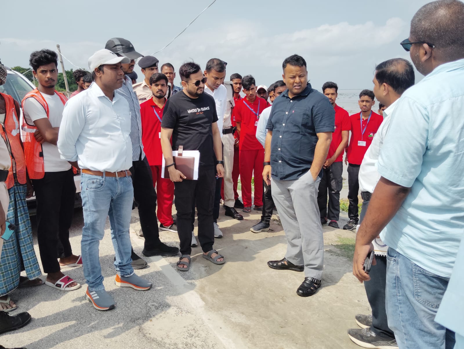 नेपाल में मूसलाधार बारिश से गोपालगंज में बाढ़ का खतरा, गंडक तटबंधों का डीएम ने लिया जायजा