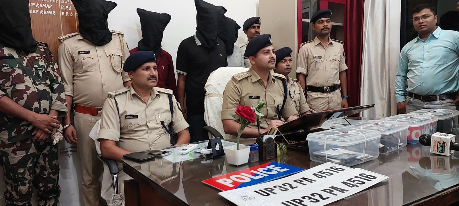 एनएच-19 पर पुलिस बनकर अवैध वसूली का खेल, 5 गिरफ्तार; हथियार और पुलिस की वर्दी बरामद