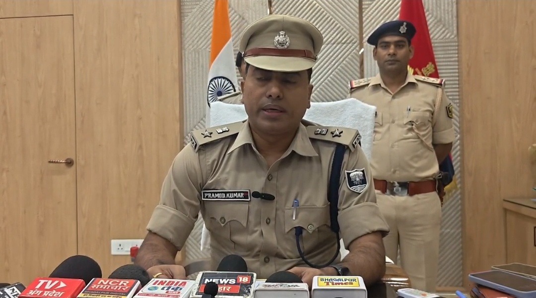 सुल्तानगंज में नशे के खिलाफ पुलिस की कार्रवाई, 495 ग्राम गांजा और एक लीटर देशी शराब के साथ महिला गिरफ्तार