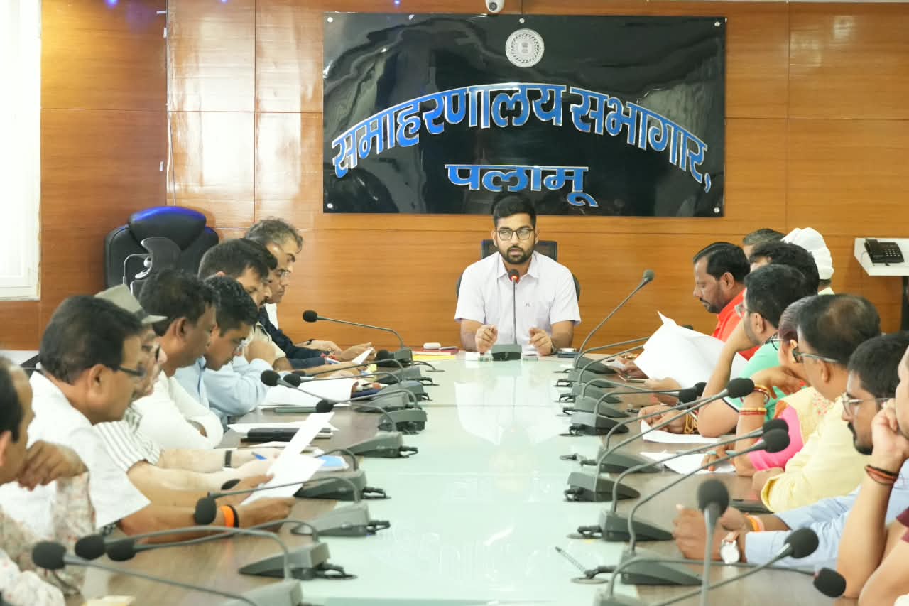 पलामू में ईवीएम वेयरहाउस का मासिक निरीक्षण, जिला निर्वाचन पदाधिकारी ने सुरक्षा व्यवस्था का लिया जायजा
