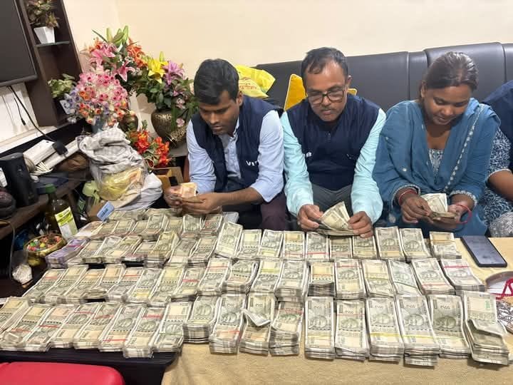 बेगूसराय में ADM दंपती के ठिकानों पर निगरानी की रेड, लाखों की नकदी-जेवर बरामद