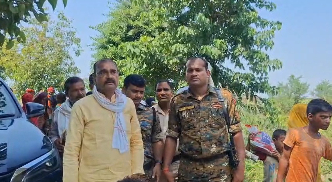 बगहा में गंडक की बाढ़ से दियारा इलाका जलमग्न, बांधों पर शरण लेने को मजबूर सैकड़ों परिवार