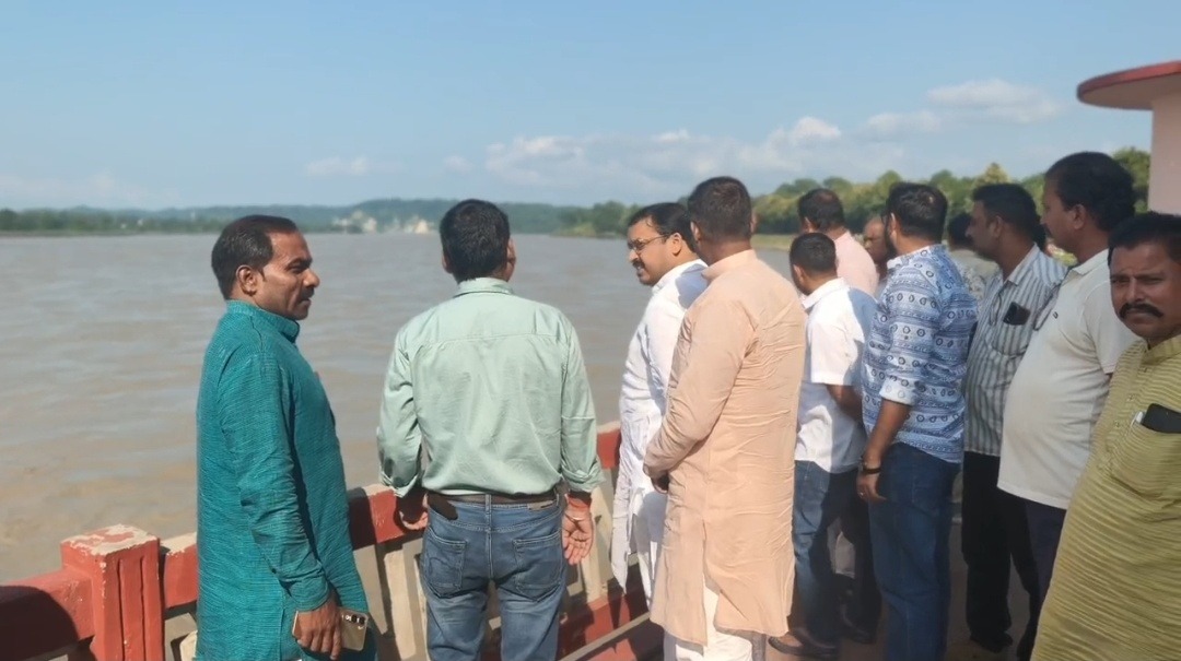 नेपाल से आई बाढ़ के बाद गंडक बराज पहुंचे जेडीयू सांसद सुनील कुमार, जलस्तर का लिया जायजा