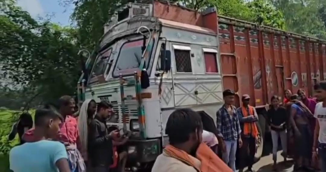 भागलपुर में कंटेनर के धक्के से बाइक सवार महिला की मौत, बेटा समेत दो घायल; चालक गिरफ्तार