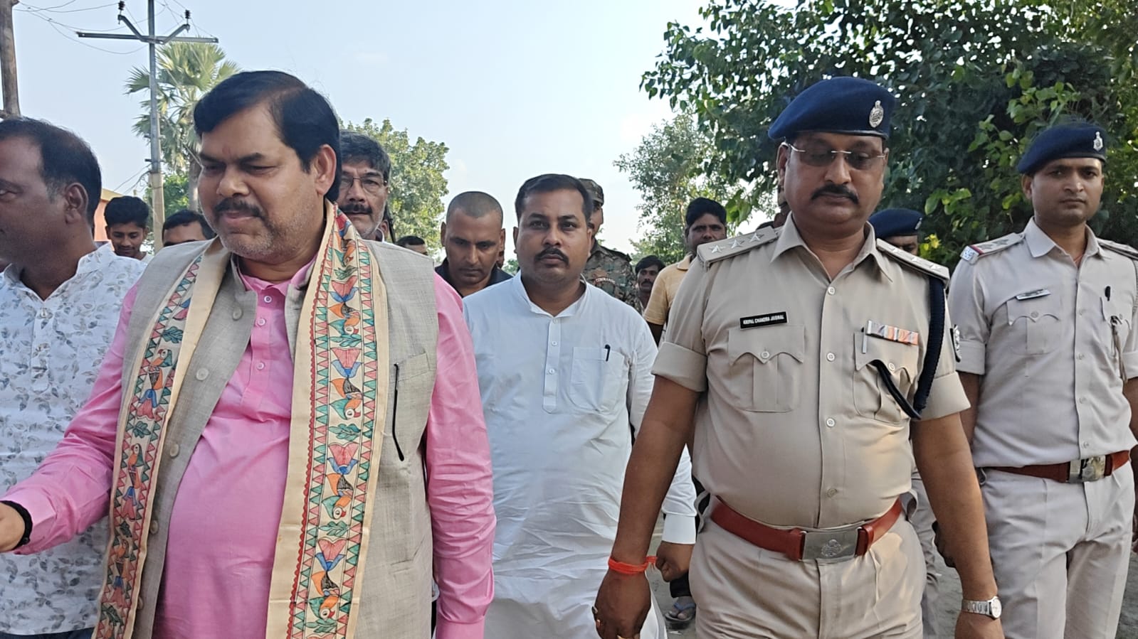 गोपालगंज में गंडक के बढ़ते जलस्तर से बाढ़ का खतरा, शिक्षा मंत्री मिथिलेश तिवारी ने बैकुंठपुर के प्रभावित इलाकों का लिया जायजा