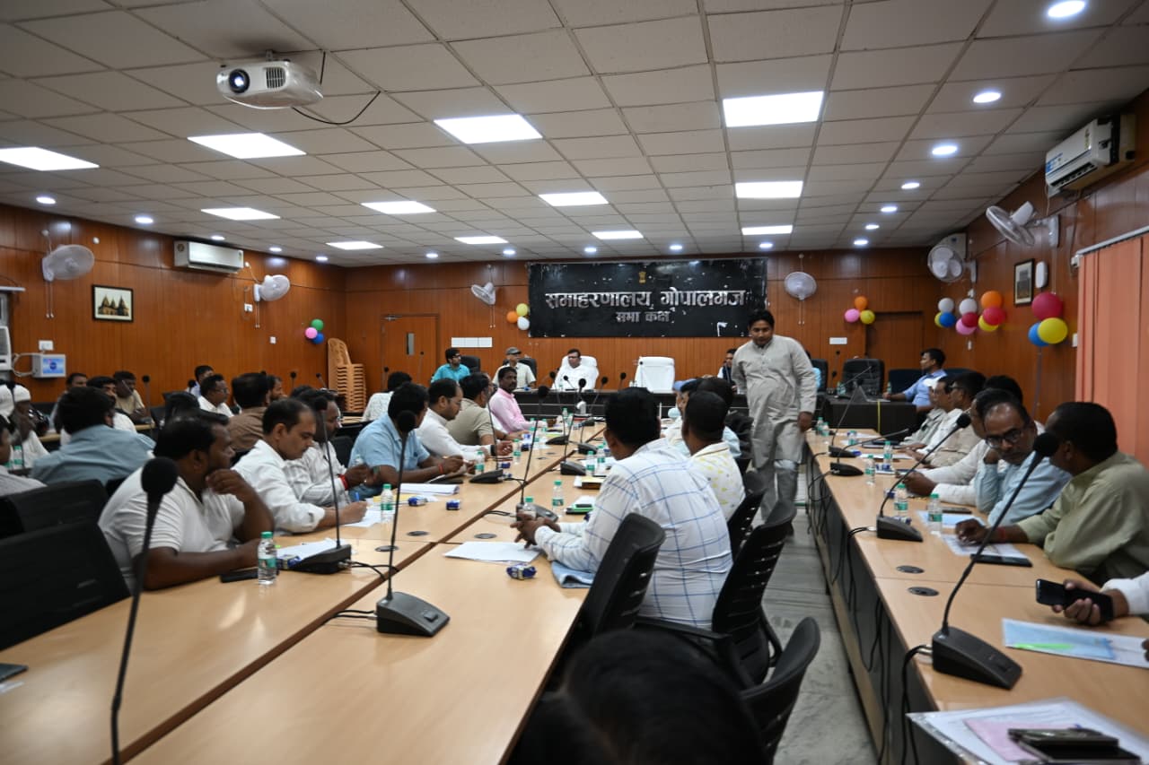 विदेश जाने वाले सावधान! समाहरणालय में हुई जागरूकता बैठक, फर्जी एजेंटों से बचने और ई-माइग्रेट पोर्टल पर रजिस्ट्रेशन की दी सलाह