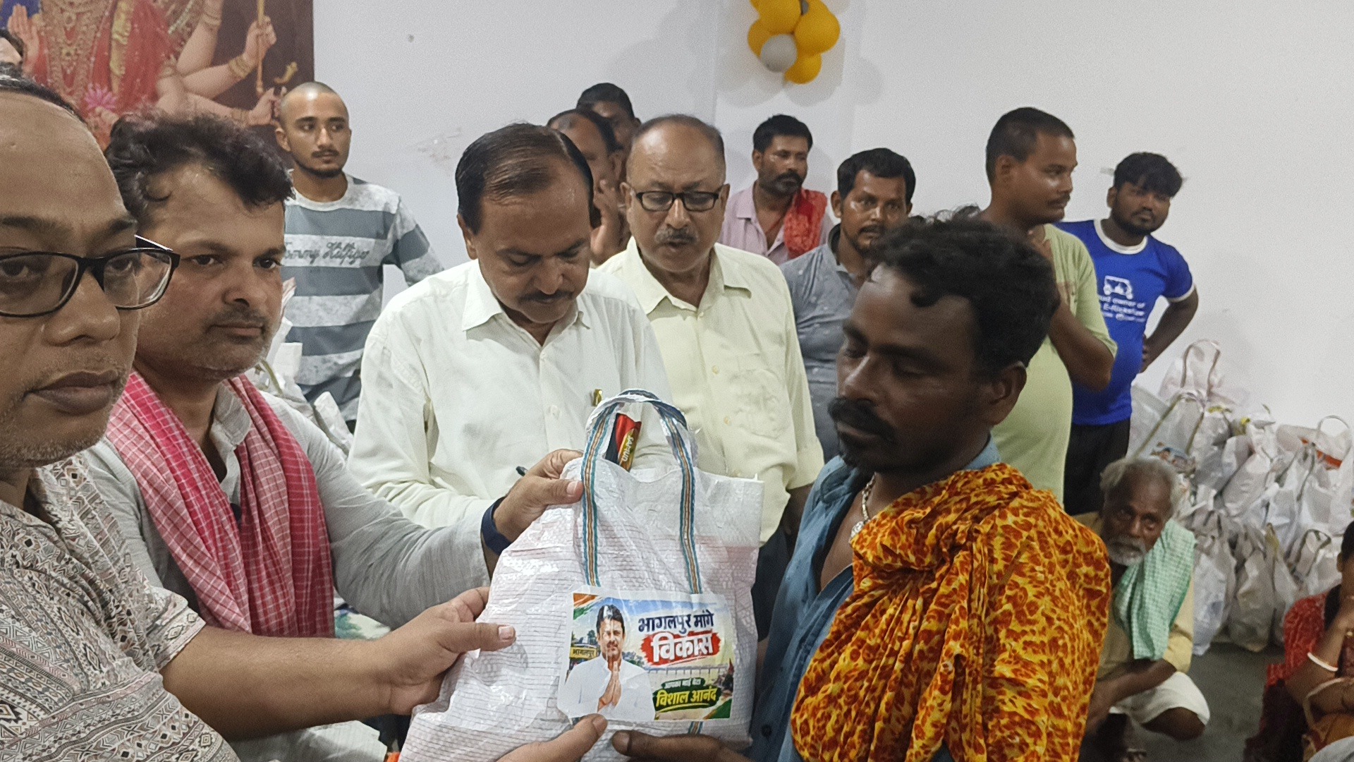भागलपुर मांगे विकास: दीप नगर कॉलोनी में बाढ़ पीड़ितों के बीच विशाल आनंद ने बांटी राहत सामग्री