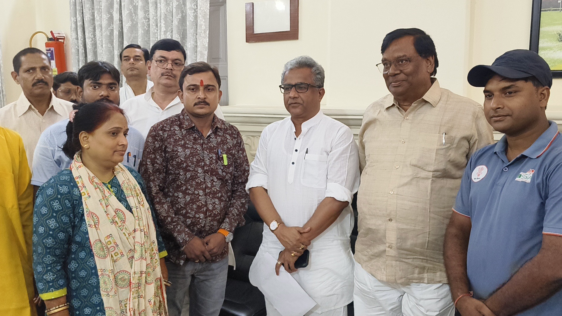 शारीरिक शिक्षा एवं स्वास्थ्य अनुदेशकों ने प्रभारी मंत्री को सौंपा आवेदन, पूर्णकालिक सेवा की मांग पर मिला आश्वासन