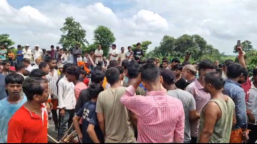 सहरसा में 11 हजार वोल्ट का तार गिरा, तीन पशुओं की मौत; मुआवजे की मांग को लेकर ग्रामीणों ने NH-17 किया जाम