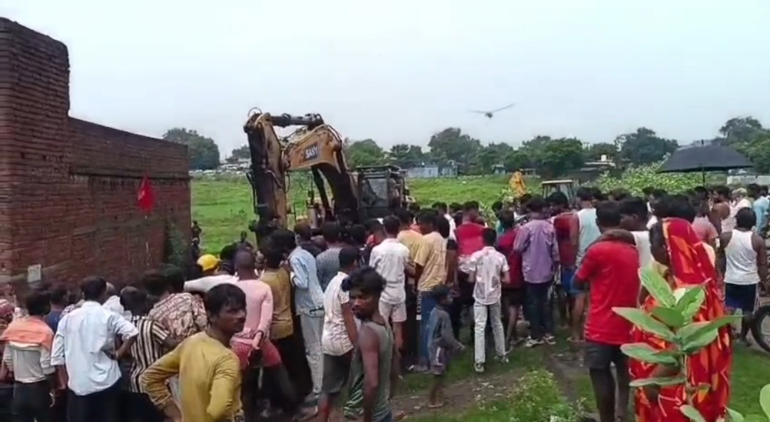 धनबाद में फिर भूधसान, लकड़का 6 नंबर चानक के पास 30 फीट गहरा गोफ; मवेशी गिरा, 4 घंटे बाद रेस्क्यू