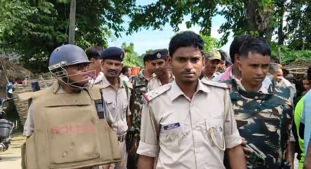जमीन विवाद की जांच करने पहुंची पुलिस टीम पर हमला का आरोप, कई पुलिसकर्मी घायल; वीडियो वायरल