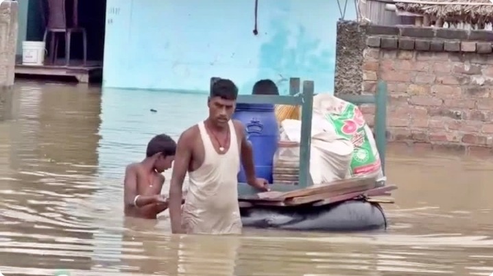 बिहार में नदियों का रौद्र रूप, भागलपुर में 250 मीटर बांध ध्वस्त; बेतिया के दियारा इलाकों में घुसा बाढ़ का पानी