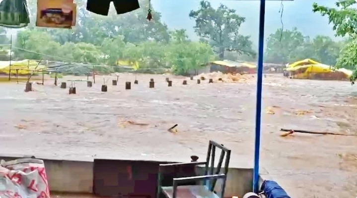 कैमूर पहाड़ी पर मूसलाधार बारिश से गुप्ता धाम में बाढ़, पानी में डूबा मंदिर परिसर और पुल