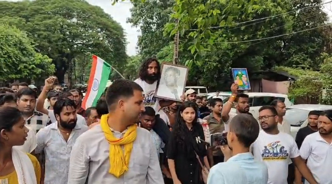 नौकरी में भ्रष्टाचार के खिलाफ देवेंद्र महतो की भर्ती व्यवस्था सुधार यात्रा धनबाद पहुंची, युवाओं की योग्यता के आधार पर नौकरी की मांग