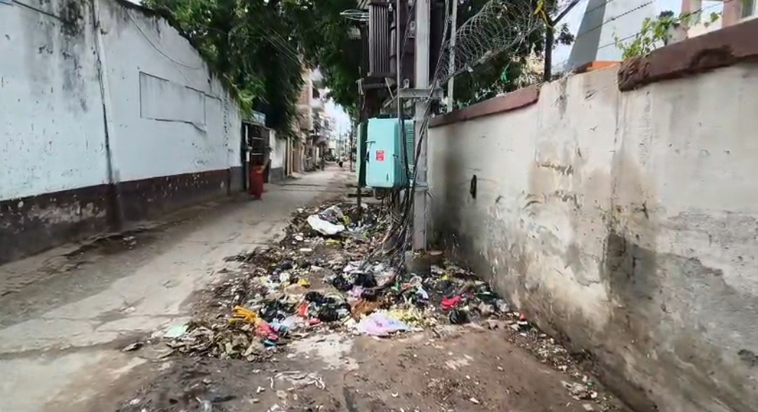 ट्रांसफार्मर के नीचे वर्षों से डंप हो रहा कूड़ा, करंट और बड़े हादसे का खतरा; जिम्मेदार कौन?