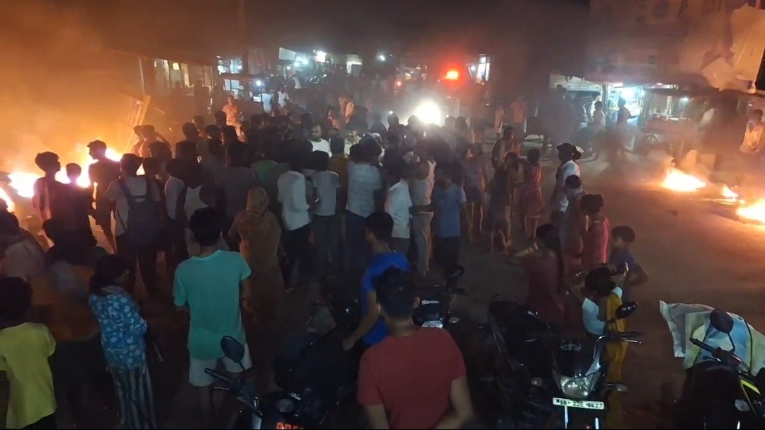 बस की चपेट में आने से 5 वर्षीय बालक की मौत, मुआवजे की मांग पर सड़क जाम और बस में तोड़फोड़
