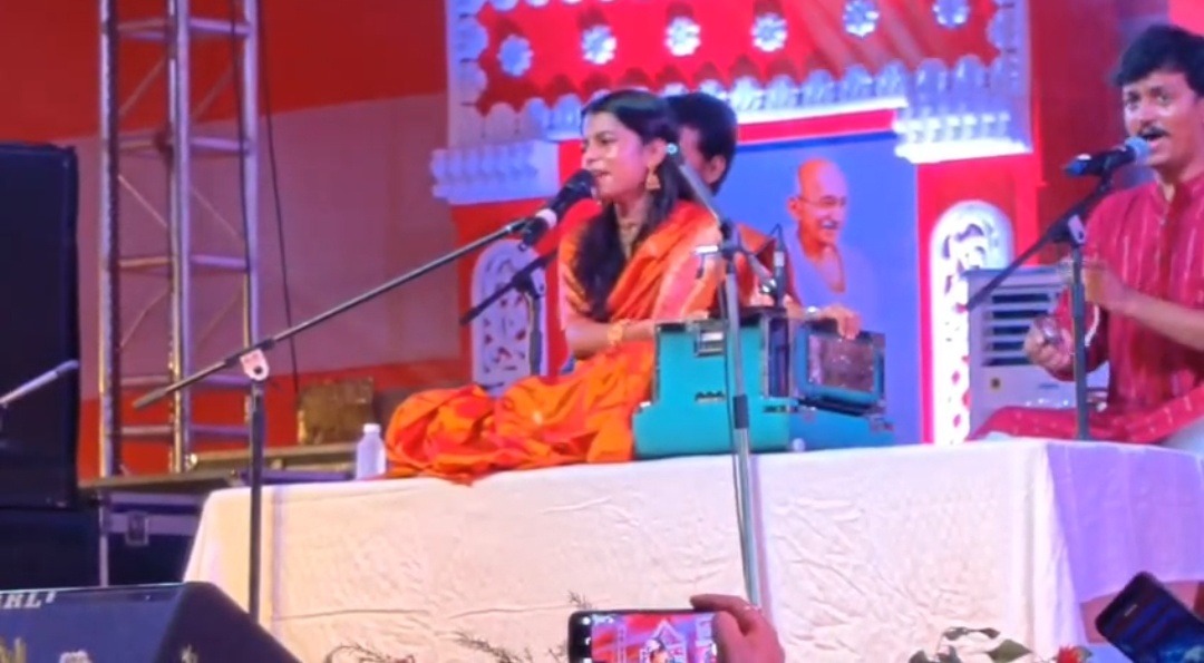 बापू धाम महोत्सव में मैथिली ठाकुर ने लोकगीतों से बांधा समां, झूम उठे दर्शक
