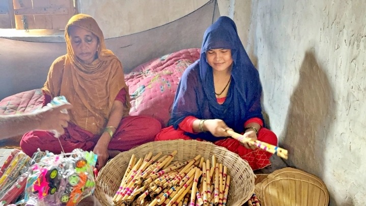 कृष्ण की बांसुरी से गूंज रहा मुजफ्फरपुर! मुस्लिम परिवारों के घरों में बन रही बांसुरी, महिलाओं ने संभाली कारोबार की कमान