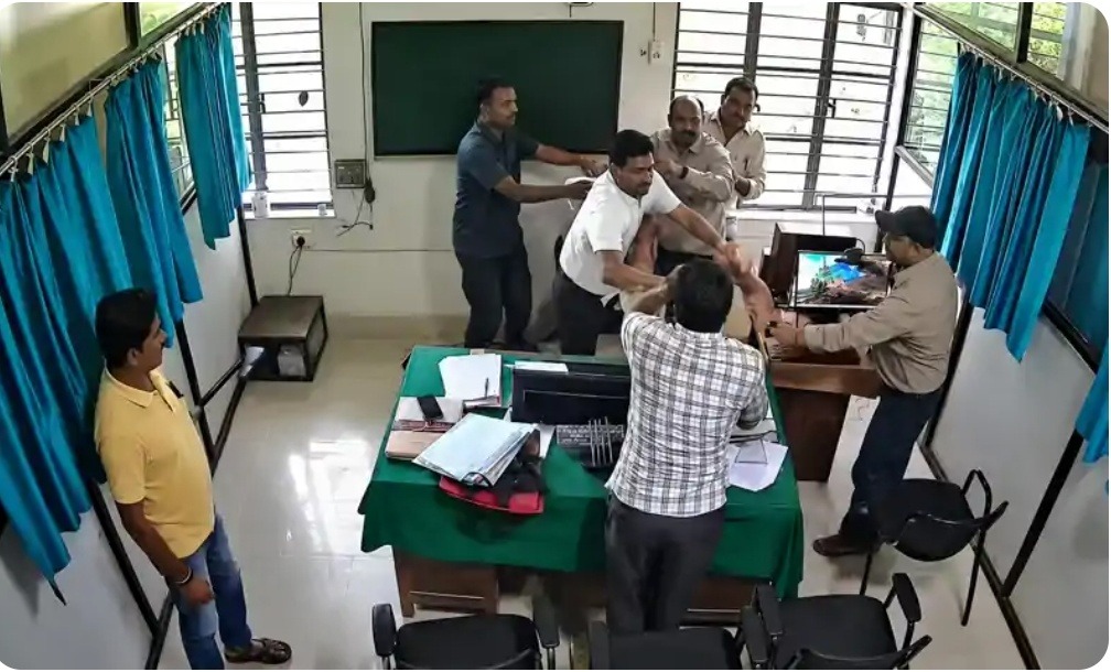 कटिहार अंचल कार्यालय में कानून-व्यवस्था तार-तार! जमीन म्यूटेशन विवाद में कर्मचारी ने सीओ से की मारपीट, CCTV वीडियो वायरल