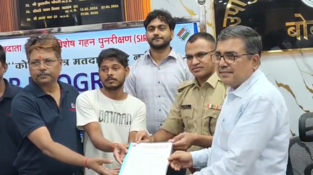 डीसी के जनता दरबार ने बदली जिंदगी, मूक-बधिर दिव्यांग अतुल को मिली नौकरी