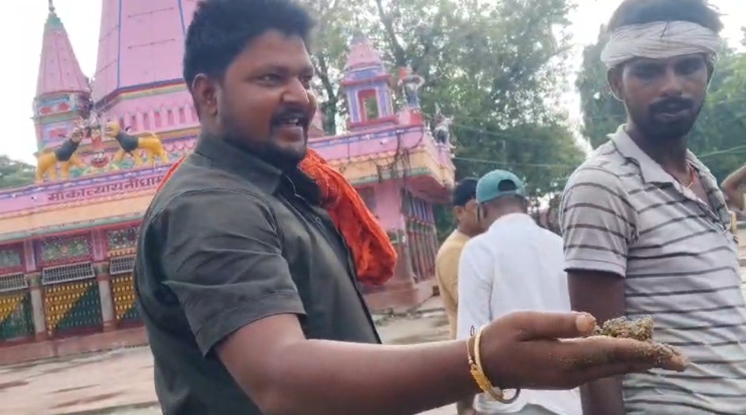 मां कात्यायनी मंदिर में निर्माण कार्य की गुणवत्ता पर सवाल, ग्रामीणों ने किया विरोध; 9 करोड़ की लागत से हो रहा काम