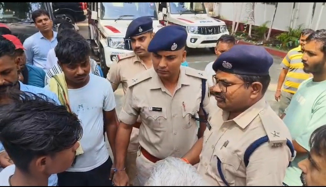 धनबाद में ई-रिक्शा चालकों का फूटा गुस्सा, ट्रैफिक थाना के पास सड़क जाम कर किया प्रदर्शन