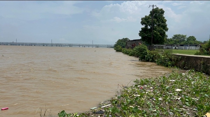 गंगा का रौद्र रूप: मोकामा के कई गांवों में घुसा बाढ़ का पानी, बढ़ते जलस्तर से दहशत