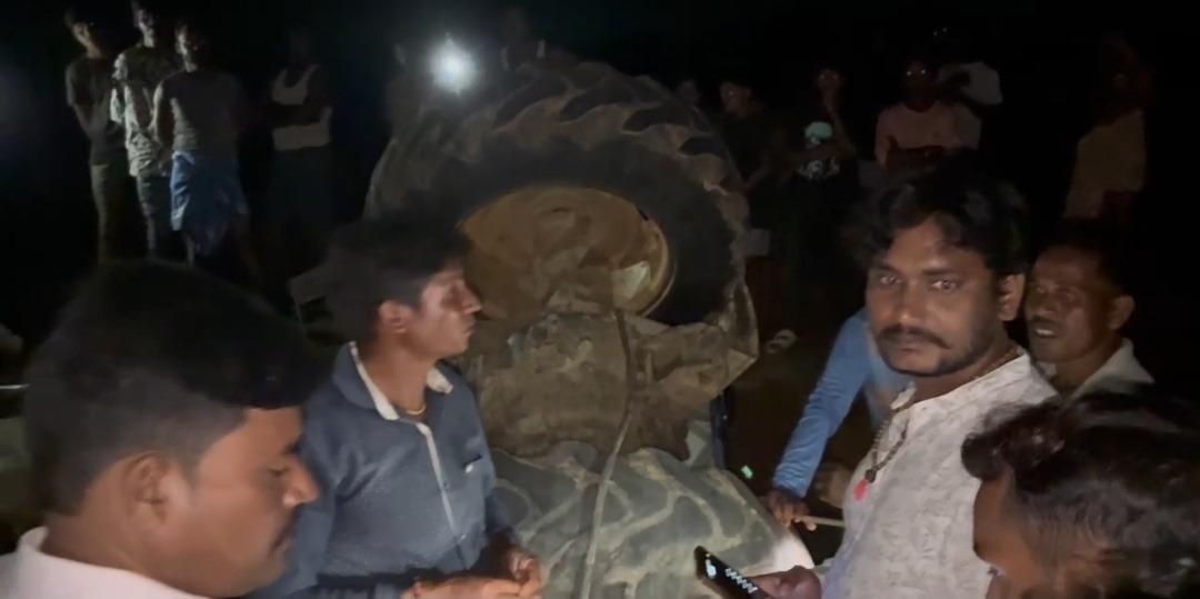 बिशनपुर में पलटा ट्रैक्टर, चालक समेत तीन युवक घायल, एक की हालत गंभीर