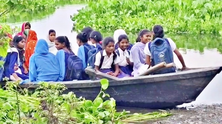 कटिहार में बाढ़ ने रोकी बच्चों की पढ़ाई, नाव से स्कूल पहुंचने को मजबूर सैकड़ों छात्र