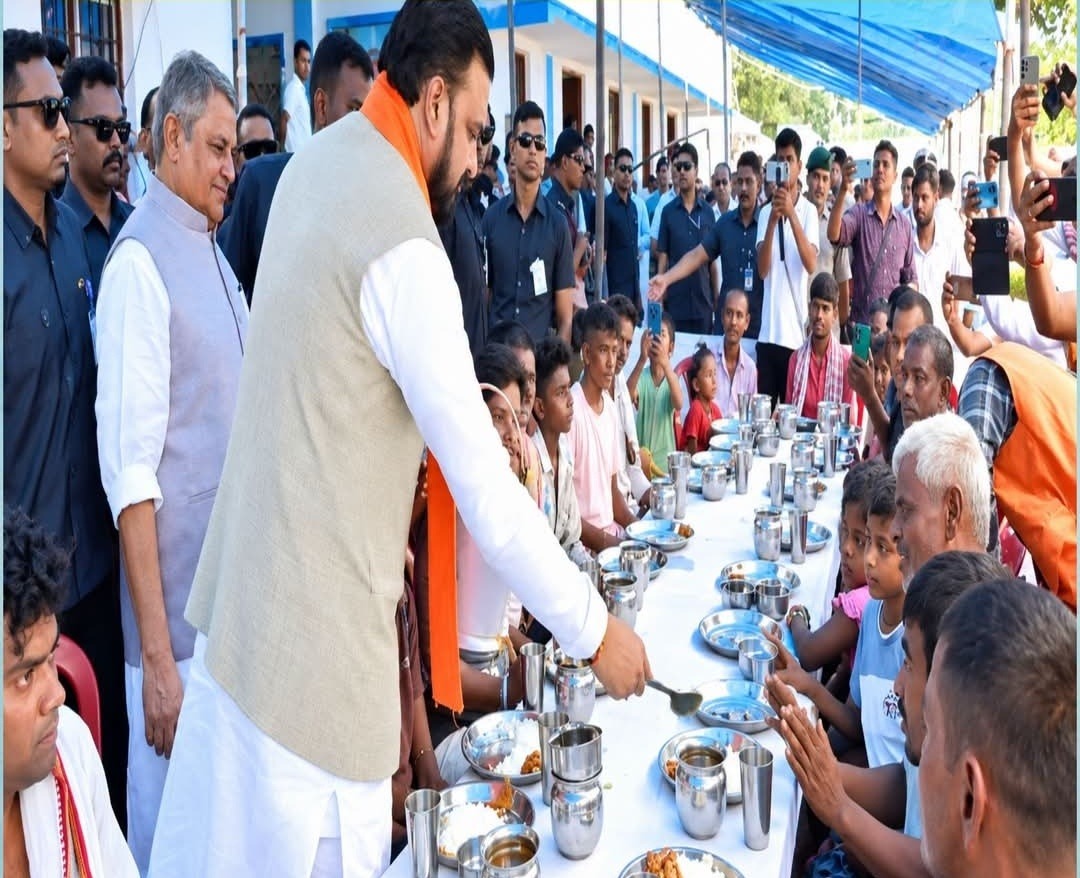 बाढ़ के बीच सीएम सम्राट चौधरी ने कम्युनिटी किचन में परखी भोजन की गुणवत्ता, पीड़ितों के साथ बैठकर खाया खाना