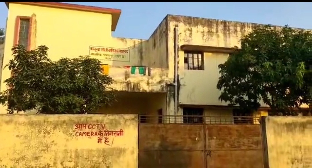 फिनाइल को दूध समझकर तीन छात्राओं ने बनाई चाय, तबीयत बिगड़ने पर मायागंज रेफर