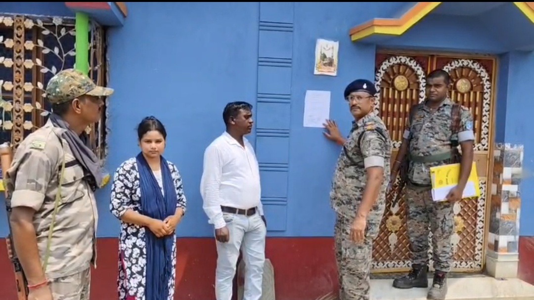 जामताड़ा में फरार आरोपियों पर पुलिस का शिकंजा, घर पर चिपकाया इश्तहार; सरेंडर नहीं किया तो होगी कुर्की-जब्ती