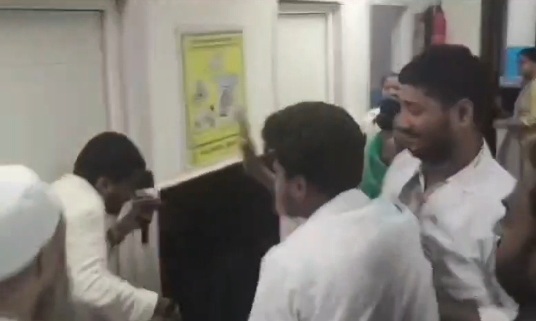 सहरसा सदर अस्पताल में पत्रकार से मारपीट का आरोप, खबर कवरेज के दौरान हुआ विवाद; FIR के लिए थाने पहुंचे अभिषेक कुमार