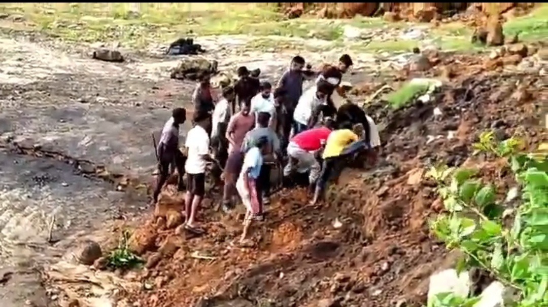 BIG BREAKING: धनबाद में अवैध खनन के दौरान बड़ा हादसा, मिट्टी का मलबा धंसने से 5-6 लोगों के दबे होने की आशंका